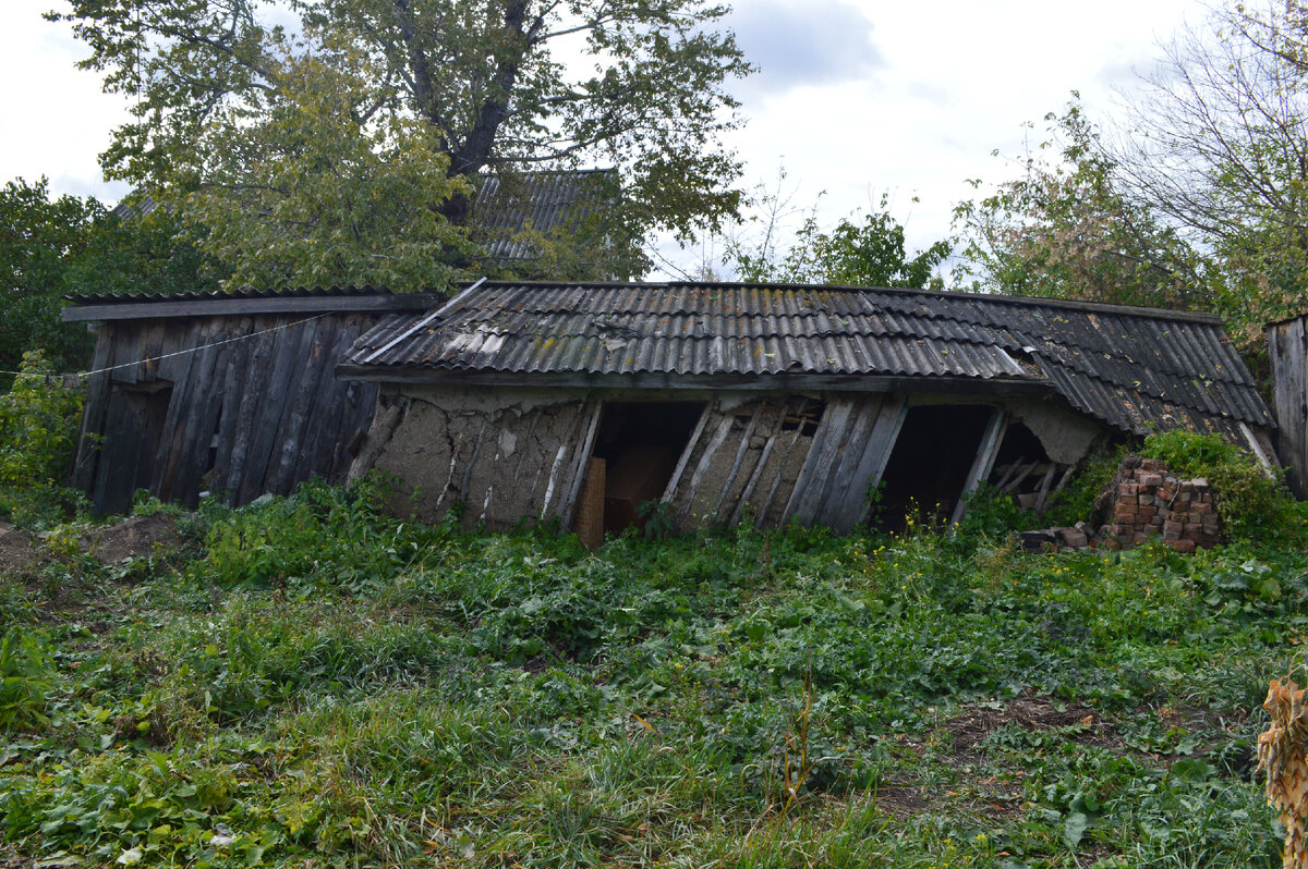 Бывший сарай и слева дровник. 