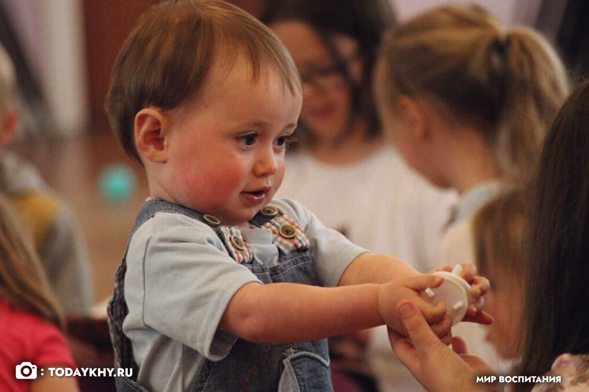 В самой младшей группе детского сада, воспитатели становятся для ребёнка второй мамой