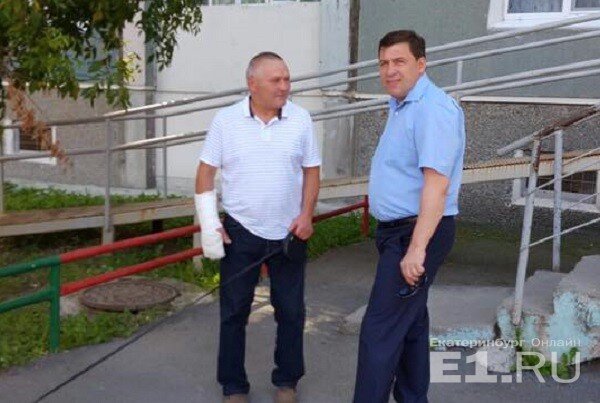 ПАПА С ГУБЕРНАТОРОМ СВЕРДЛОВСКОЙ ОБЛАСТИ! ПОКА СПЕЦПРЕДСТАВИТЕЛЬ НЕ СКАЗАЛ СЪЕЗДИТЬ ПОЗДРАВИТЬ! Я ЕГО ДОМОЙ НЕ ПУСТИЛ! ПОТОМУ ЧТО УЖЕ ЗНАЛ ЭТО!!! НУ ТАКОЙ Я ЧЕЛОВЕК! НЕ ЛЮБЛЮ ЛИЦЕМЕРНЫХ ЛЮДЕЙ!!!