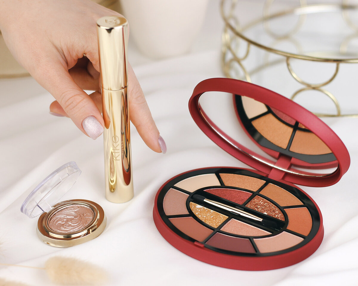 Тени-однушки для век Metal Fantasy Eyeshadow (01 Iridescent Silver), 1299 руб., тушь для ресниц Miracle Lash Makeover, 1349 руб., палетка теней для век Celestial Eyeshadow Palette, 2599 руб.