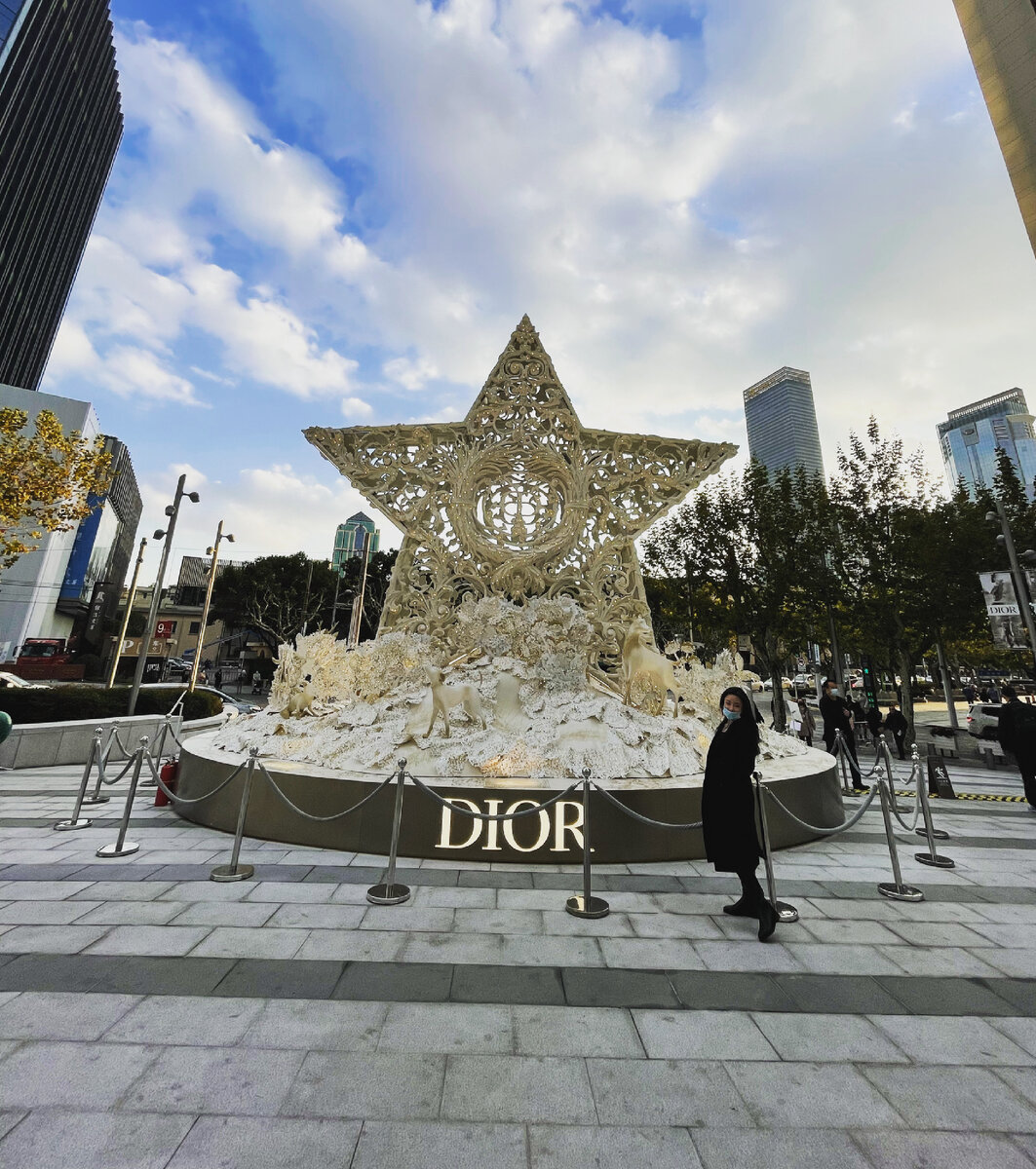 Фото китаянки на фоне Dior