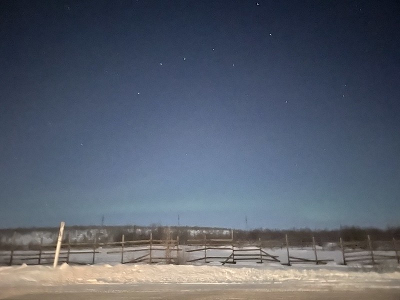 Отчет о поездке на Кольский полуостров 24.12-31.21.2020 и 11.06-14.06.2021. Зимняя часть отчета была написана год назад, поэтому часть сведений может устареть.

ЧАСТЬ ПЕРВАЯ. ЗИМА
Основная цель: увидеть полярные (северные) сияния.

Дополнительная цель: увидеть, что такое "полярная ночь".

Мысль посетить Териберку, чтобы увидеть полярные сияния беспокоила меня давно, еще задолго до выхода знаменитого "Левиафана", снятого, в большинстве своем, именно в этом посёлке. Я загибала пальцы по увиденным ранее чудесам и красотам вселенной: "Млечный путь - видела", "Метеоритный дождь - видела", "Солнечные затмения - видела", "Оптические эффекты (гало и прочие) - видела", а вот с сияниями как-то не складывалось - я считала, что специально куда-то за ними ехать - это как-то сложно. Но... пандемия внесла в мой график путешествий существенные изменения, из-за чего 2020-й стал для меня Годом России.

План был полететь в Мурманск, оттуда в Териберку, оттуда снова в Мурманск, а затем, встретив 2021 в городе, улететь в Москву.

Я почти никогда не читаю ничего про места, куда собираюсь отправиться - предпочитаю ориентироваться на месте, редко утруждая себя даже чтением "Топ-10 достопримечательностей города N". Но про сияния я знала всё, ибо мечте был не один год! Я знала, что может мешать облачность, знала, что чем темнее местность - тем лучше, знала, что зачастую при низкой активности солнечного ветра можно ничего не увидеть, знала, что лучше смотреть сияния осенью, чем зимой. Ну и еще я знала, что живьем полярные сияния выглядят не так, как на фотографиях... Так вот всё оно и вышло :)

Авиабилеты брала заранее - месяца за два, чтобы, к тому же, не передумать, как это иногда бывает с моими экстравагантными идеями. Рейсов у "Аэрофлота" (мне удобнее именно им летать) в Мурманск по несколько в день, выбрала тот, что прилетает вечером. У меня получалась такая бронь - 24.12.2020 - 05.01.2021, так сказать с запасом и поправками на плохую погоду, низкие индексы солнечной активности, а также врожденное невезение. Купила, а потом невезение сработало, как только полезла на booking.com и обнаружила, что на весь период моего проживания свободных мест нет - 01-05.2021 вся Териберка наглухо забронирована, поэтому придется уехать в Мурманск 31 декабря, а уж оттуда, возможно, развлечься прогулками по городу, поездкой в Североморск и прочими делами.

"Okey, google, а как добраться до Териберки?" Есть автобус, который ходит несколько раз в неделю, есть частный извоз (около 5т.р. в один конец) и есть даже Яндекс.такси примерно за 3000р. Хорошо, что я не поверила про такси, т.к. никто за такую цену вас не повезет.
Решено было подгадать выезд из Мурманска под расписание автобуса 241 ( http://mur-trans.ru/raspisanie.php?a=100&b=1 ) - вечер пн, ср, пт, вс - туда и ранее утро пн, вт, чт, сб - обратно. Он едет с несколькими остановками: туда около 3,5 часов и около 2,5-3 часов обратно (подсказка - если вам надо потом сразу в аэропорт, то выходить на остановке "Кола"). Билеты можно приобрести в кассе автовокзала заранее (даже обратный можно сразу купить). Билет в один конец стоит чуть менее 600р +10% за багаж - как потом оказалось, никто не только не проверяет билеты "Пассажиры, у всех билеты на руках? Ну, ок, поехали", но и тем более никто не заставляет доплачивать за багаж. Также есть возможность приобрести билет у водителя - выдает кассовый чек, но в этом случае оплата только наличными.

В ночь прилета в Мурманск было зело холодно - минус 20, если не ниже. Заранее списалась с хозяином забронированной на 1 ночь квартиры, он предложил встретить в аэропорту за 500р (такси до адреса Полярные зори, 21 стоило почти 700р, так что я от такого предложения только выиграла).

Дорога из аэропорта мне показалась вполне комфортной - зря в некоторых отзывах пугали, что одни колдобины и там черт ногу сломит. Ехали мы не быстро (километров 60-80/ч), водитель оказался очень знающим и влюбленным в своё дело русско/англоязычным гидом (если нужна рекомендация — обращайтесь в личку), поэтому за 30 минут рассказал кучу всего интересного и полезного (миф про такси до Териберки именно он развеял), заодно посоветовал купить билет на автобус заранее, а то бывает, не ровен час, билеты все выкупаются и людям приходится ждать рейсов в другие дни, ну или ехать стоя — поэтому приходите на автобус заранее!

Заселилась в квартиру - в ней очень тепло, рядом немного маргинальный "Дикси", а на подъезде к дому колдобины из 15-сантиметровых льдин. "А вот на Занзибаре сейчас +30", - подумала я и перебралась через эти колдобины, вспоминая, что ровно год назад сидела на пляже Кендва и пыталась охладиться с помощью ледяной колы.

Утро было беспокойное (я, вообще, гражданочка очень беспокойная) - переживала, что вдруг нет автобусных билетов, поэтому прямо вот в 7:30 утра позвонила в справочную и, немало удивившись, что мне моментально ответили, убедилась, что билетов полно.

Автовокзал находится на пятачке рядом с железнодорожным вокзалом, а вот кассы найти достаточно затруднительно - вначале меня послали в ж/д вокзал, потом в дом рядом, и только на третий раз я попала куда надо. Поэтому держите ссылку: https://./maps/PYnrqK8zMedVU8Qc6

Купив билеты сразу на 25 и 31 декабря я была довольна собой, улыбалась чему-то и считала, что удача на моей стороне. Немного погуляла по городу - очень холодно, много где вместо асфальта многосантиметровый лед, поэтому гулять некомфортно. Но ведь я ж собиралась впервые в жизни увидеть полярную ночь, когда солнце над горизонтом так и не появляется, но откуда-то снизу освещает суровые заполярные земли. Так и было - пока гуляла, постепенно стало всё светлее и светлее (примерно с 9:40-9:50), и к 11:00 стало совсем комфортно - вокруг светло и без солнца. Вернулась на квартиру, собрала вещи, решила, что раз уж я с чемоданом (ага, сдать его в камеру хранения не догадалась), то зарулю в большой ТЦ "Мурманск-Молл" - там и погуляю по магазинам, зайду в Sunlight, и посижу в фуд-корте, потому что сидеть в ресторане в том виде, в каком была я (девочка-многослойное чучело) очень не хотела... ага, щазззз! Придя в ТЦ я обнаружила, что посидеть там вообще негде - антикоронавирусные меры возведены в степень полнейшего маразма. Сидеть нигде нельзя, кроме как внутри 1 ресторана и 1 маленькой кафешки. Все зоны отдыха надежно обмотаны запретительной лентой, кресла и банкетки сгружены вместе или поставлены друг на друга. "Мдддэ, а в Москве такого нет", подумала я и побрела на верхний этаж надеясь, что хоть фудкорт оставили в покое. Оказалось - нет! Огромные пространства полностью очищены от столов и стульев, вся еда только на вынос, поэтому бродячему путешественнику типа меня там некуда приткнуться. Втихаря от строгого охранника, гонявшего тех, кто еду, таки, пытается принять на территории ТЦ, я, укрывшись за широким столбом, заточила деревенской картошки... До выезда в Териберку еще 6 часов! Глаз упал на "Северное сияние" - кинотеатр внутри ТЦ, где удалось убить 1,5 часа времени "Реальными пацанами против зомби". За мной сидела целевая аудитория сего фильма - они ржали не переставая :)

После фильма решила, что дальнейшее время придется убить на вокзале. Уже смеркалось и небо окрасилось в красивый розовый цвет. Далее я несколько часов провела на вокзале - было тепло, много мест для сидения. Инфраструктура очень скудная  и аскетичная - кофейный автомат, крошечная кафешка, палатка с прессой и сувенирами. Зато с туалетом нет проблем — он большой, но расположен глубоко в подвале.

Ближе к 6 вечера вышла на улицу и отправилась искать свой автобус - он прибыл немного заранее до времени отправления. Я ожидала, что будет полно народу, но нас не набралось и на 2/3 мест. У кого чемоданы - сразу надо говорить водителю, чтобы открыл багажник и положил их туда. Кстати, через водителя многие неофициально передают небольшие посылочки в Териберку - стоит это всего 100р.

Сам автобус обычный рейсовый, без каких-либо особых удобств, но и не убитый. Отопление есть, но достаточно слабое - к концу путешествия от неподвижности и холода ноги замерзли. Стекла все во льду, увидеть через них что-либо невозможно. Я села прямо впереди у входа и всю дорогу наблюдала шикарный обзор из лобового стекла. Как только выехали из Мурманска, сразу пристегнулась, чтобы ненароком не вылететь с места. Временами было страшно - иногда мы ехали по совершенно безлюдным местам, по 100% льду. В пути водитель делает одну остановку на перекур и прочие "дела в кустах". Я выпрыгиваю из него, чтобы хоть немного размять ноги. Вокруг тишина, несколько фонарей, адский холод. Зато ярко видно звезды - не так, как в самом Мурманске, но печально отмечаю, что даже намека на Млечный путь нет. Фотографирую звезды - специально под поездку купила iphone 12, т.к. знала, что это светочувствительное чудо мне очень пригодится и, благодаря ему, я смогу унести впечатления с собой. Впереди в абсолютно черном небе висит Белая Медведица - ярким ковшом над заснеженным полем. "Красиво!", - думаю я и делаю несколько кадров. Сажусь в автобус, пересматриваю фотографии и вижу на них зеленоватую дымку от сияний! Глазам своим не верю и снова выскакиваю из автобуса — никакого даже следа сияния. Поднимаю телефон — на экране снова видно «зелень».

