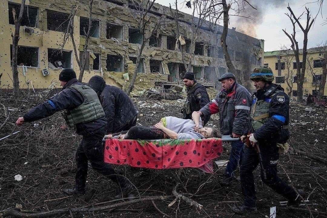 Украина. Эвакуация рожениц из родильного дома Мариуполя после массированного обстрела