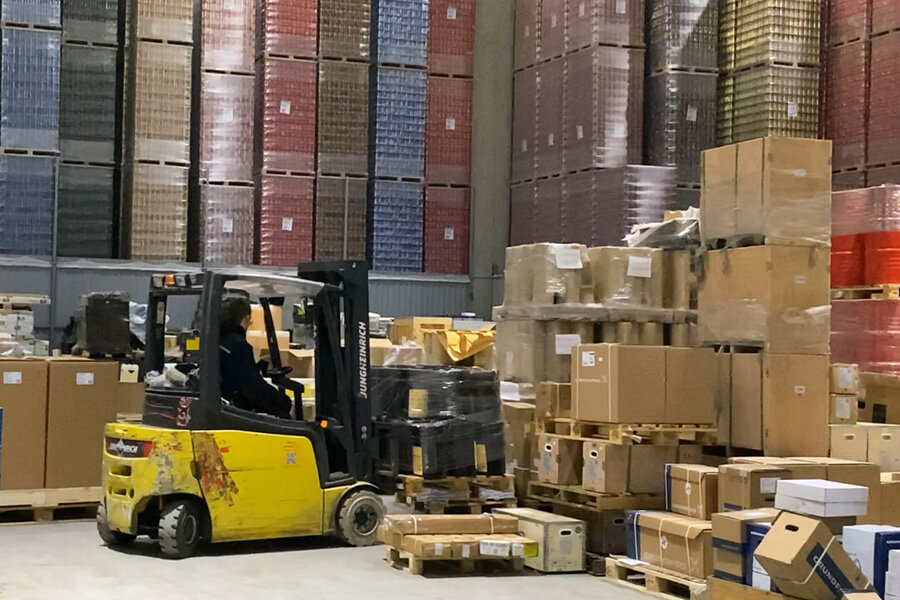 На склад приходят новые клиенты