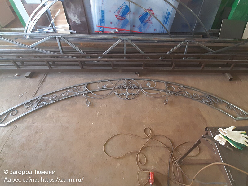 Кровельная ферма для навеса с элементами холодной ковки.