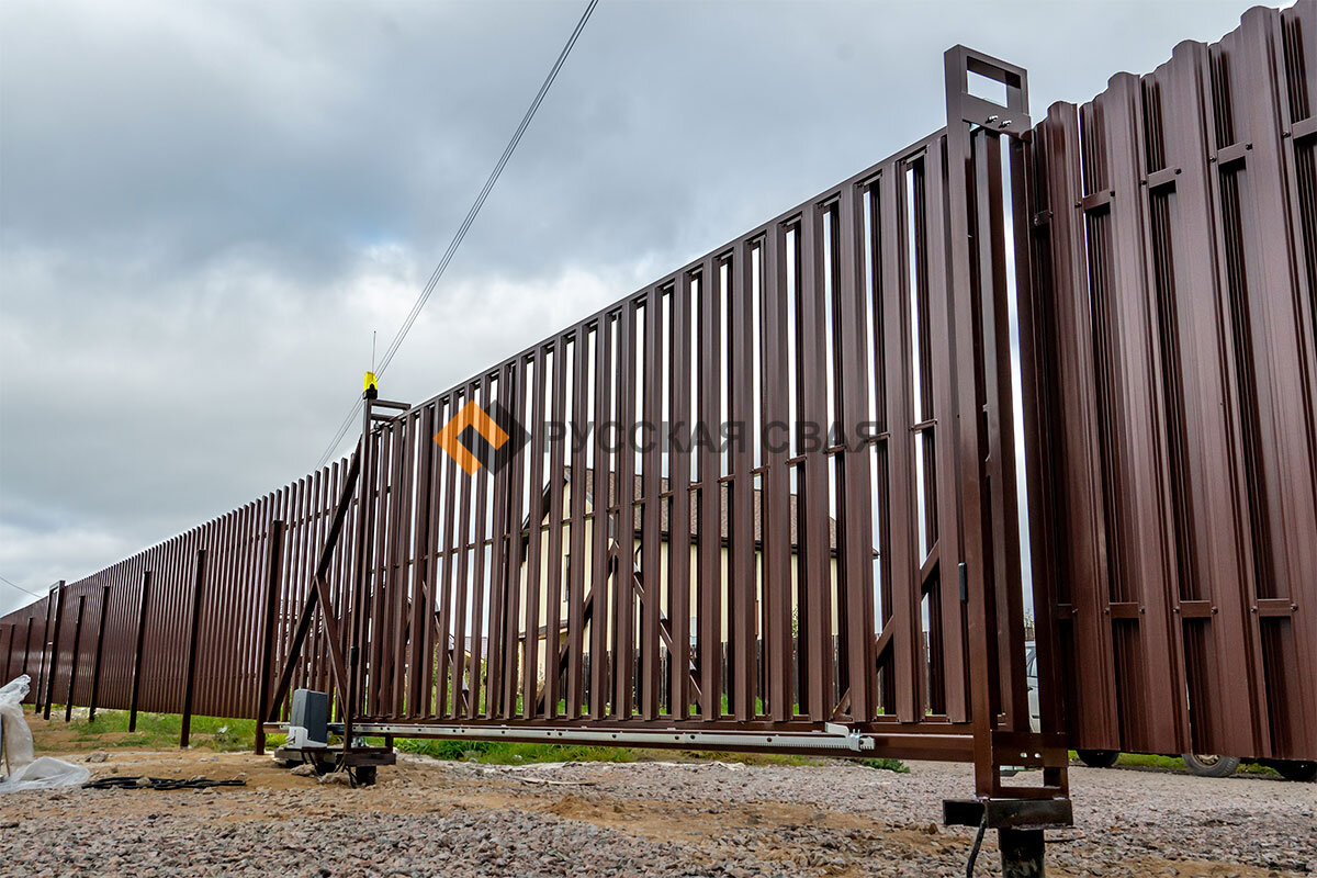 Забор из металлического штакетника в Сосновских Озерах 2