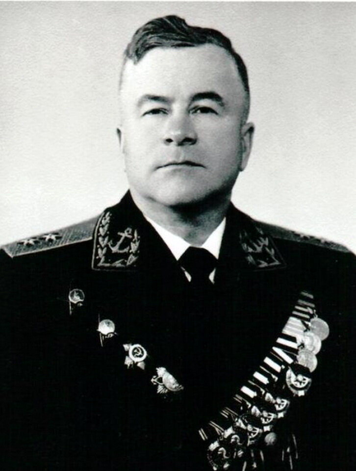 Вице-адмирал Чекуров Валентин Андреевич .
