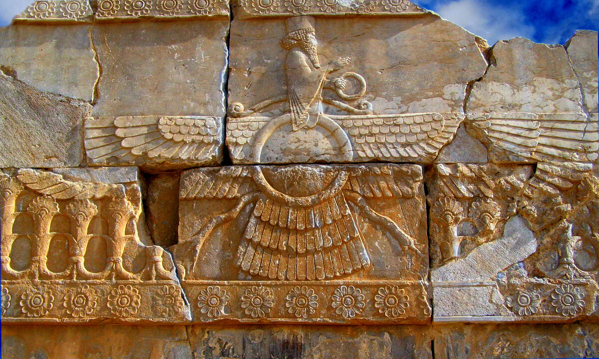 Каменный резной Фаравахар в Персеполе, церемониальной столице империи Ахеменидов, расположенной на территории современного Ирана.