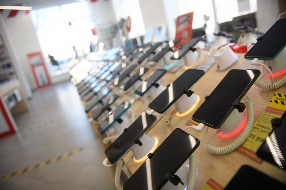     Экономист сообщил о падении цен на смартфоны из-за укрепления рубля Алексей БУЛАТОВ