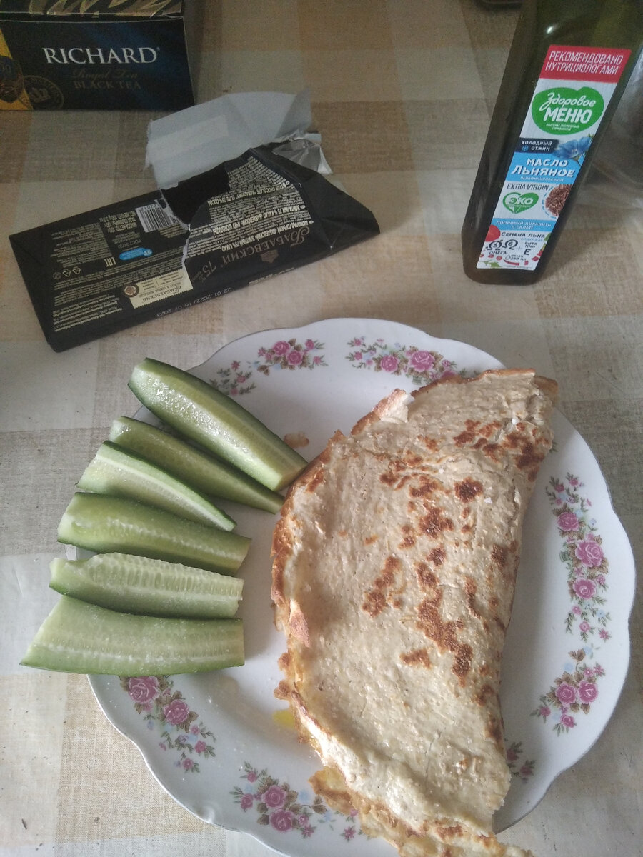 На обед овсяноблин с копчёной скумбрией и льняным маслом, огурец,чай, шоколад