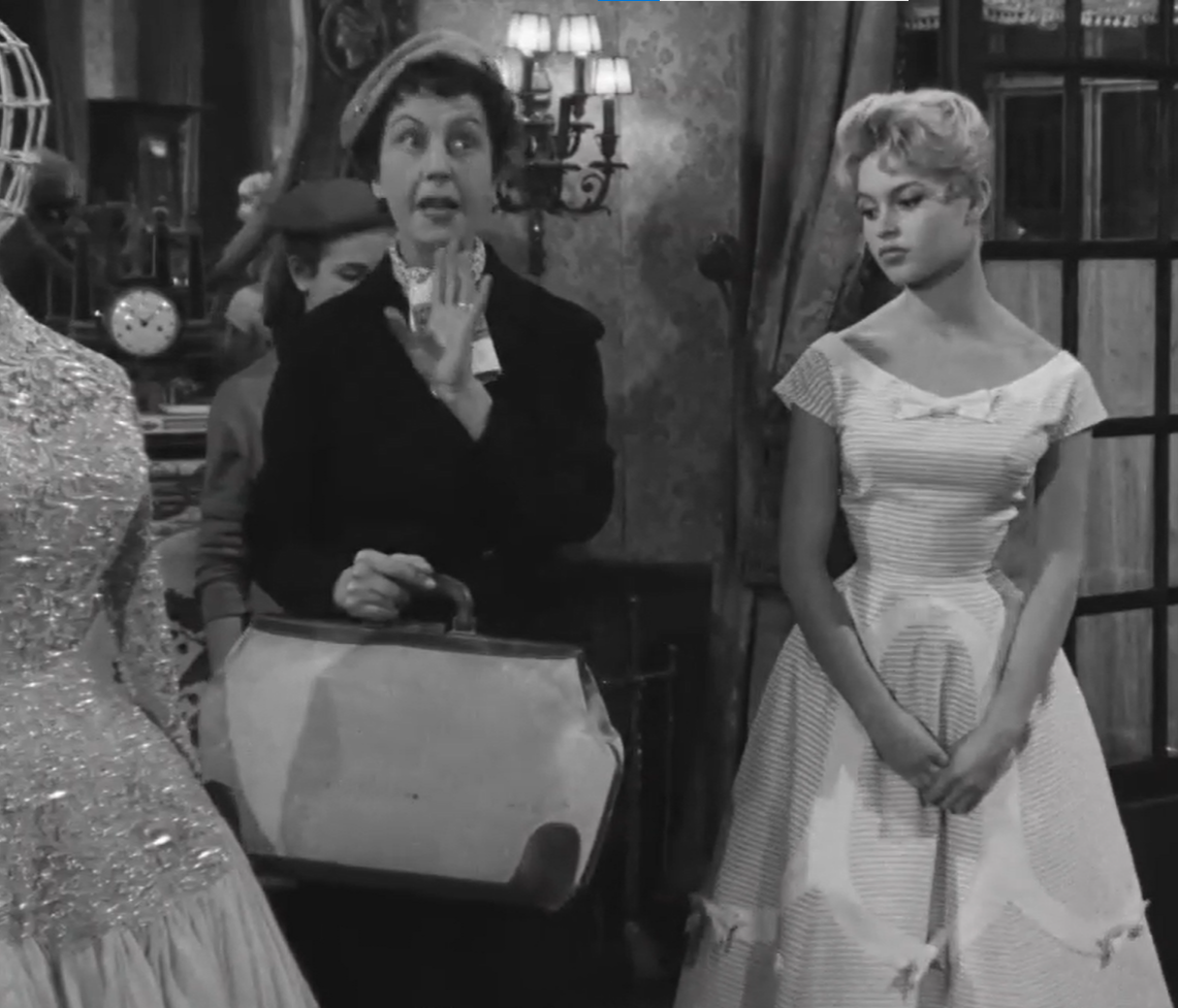 Брижит Бардо в чудесном платье с бантиками от Balmain в фильме "Невеста слишком хороша"