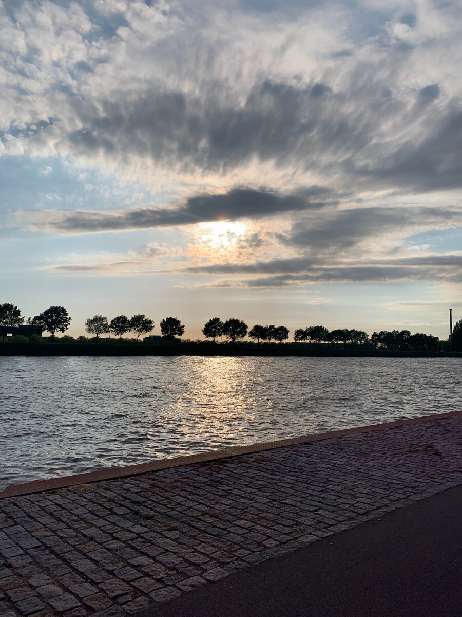 В этот канал упал мальчик из первой истории. Здесь очень высокий подъем - сложно выбраться на набережную/ фото автора