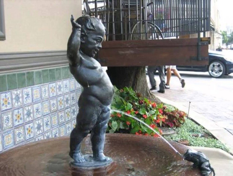 Мальчик писает