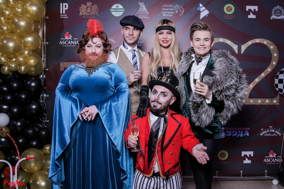 Никита Турчин в окружении необычные артистов