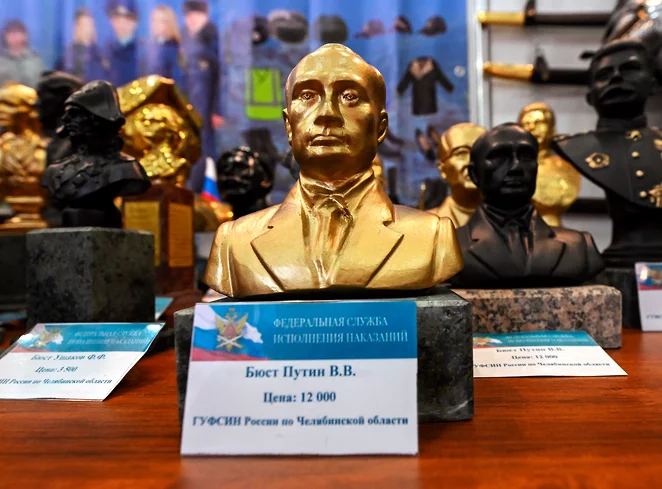 Бюст Верховного главнокомандующего отлит при жизни. В том числе и жизни осужденного 
Фото: Дмитрий Азаров, Коммерсантъ