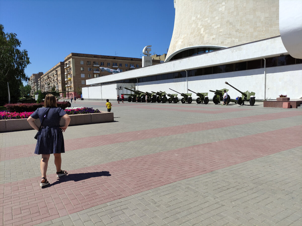 Пушки разных калибров при входе в музей (листай галерею)