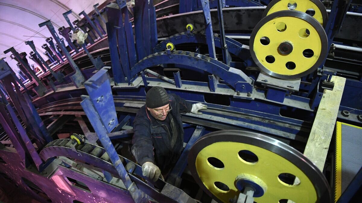    Сотрудники ремонтных служб во время ремонта эскалаторов на станции "Фрунзенская" Московского метрополитена© РИА Новости / Максим Блинов