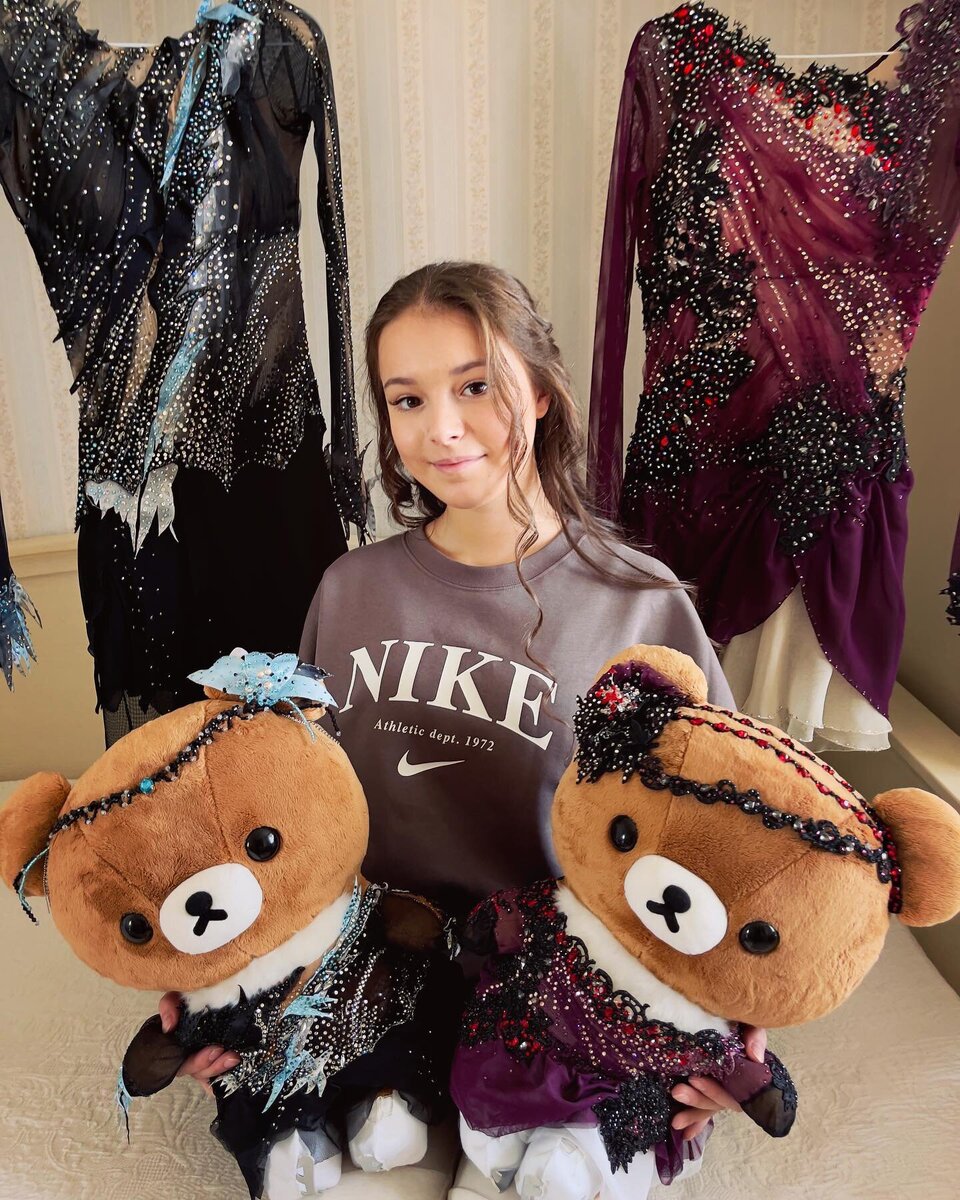 Анне Щербаковой подарили плюшевых медведей в платьях из ее олимпийских программ