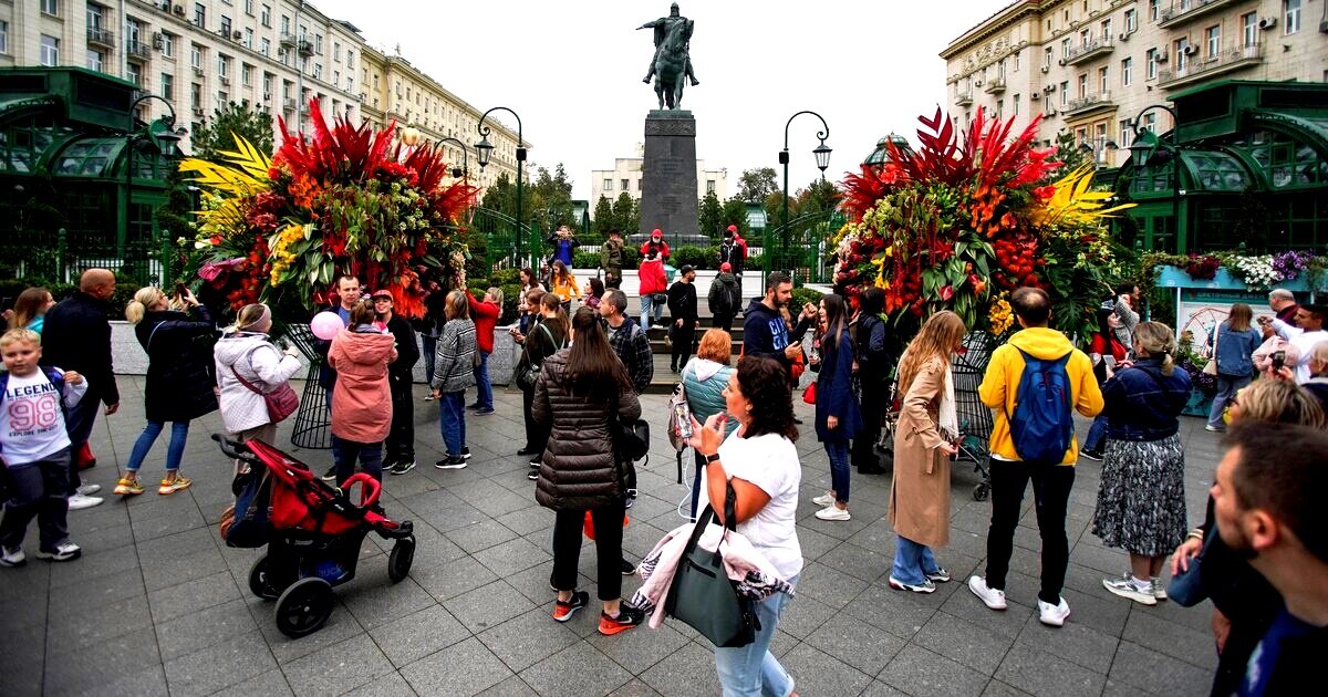 Праздники в москве в ноябре. Празднование дня города. Москва днем. С днем города. С днем города Москва.