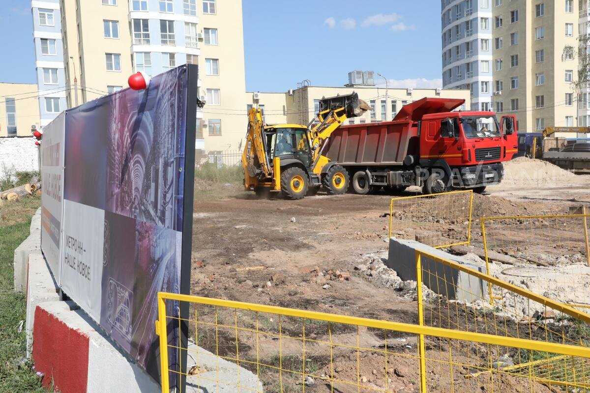    В районе стройплощадки продолжают сносить здания и постройки Арина Полтанова