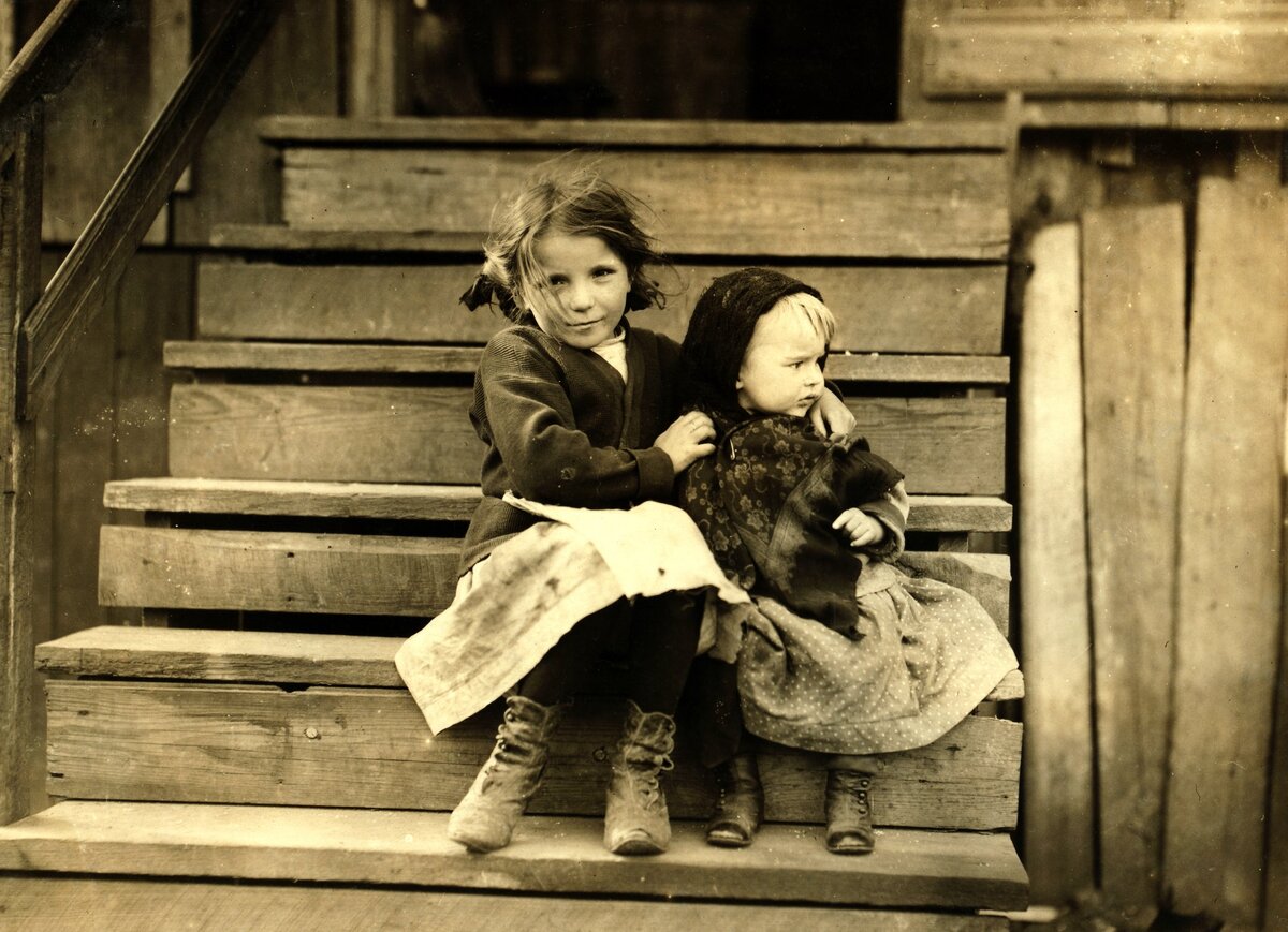 Есть два маленьких. Льюис Хайн фотограф труд детей. Дети 1910 Америка. Дети 20 века. Девочка на крыльце.