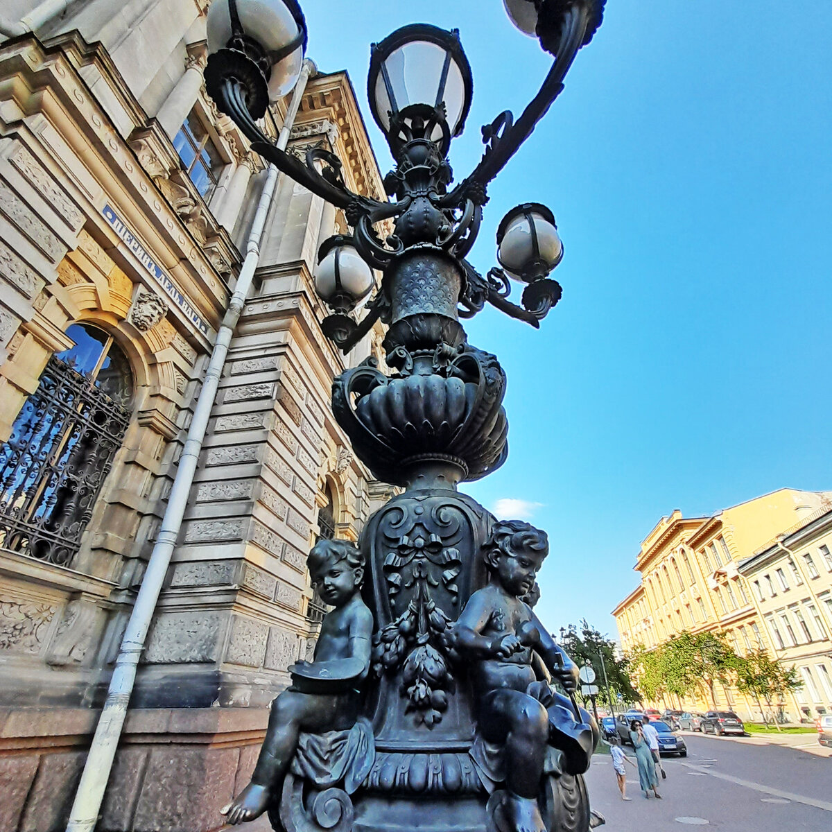 Бронзовые фонари-торшеры, стоящие перед зданием музея в Соляном переулке,  изготовленны в 1895 году по проекту Месмахера .