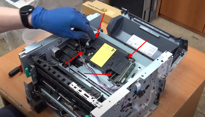 Фото 81. Снимаем пластиковый тоннель для шлейфов