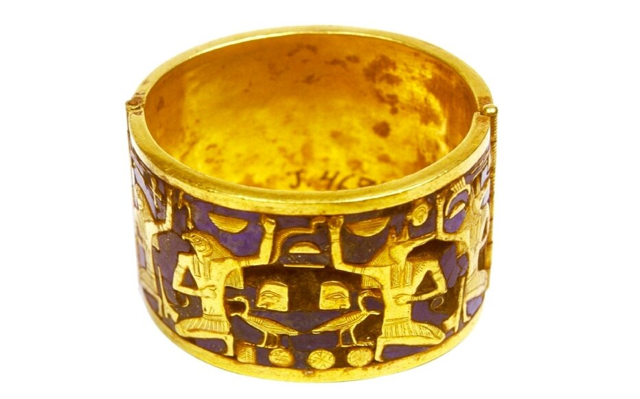 На древнеегипетских рисунках были изображены боги в различных наручах.  