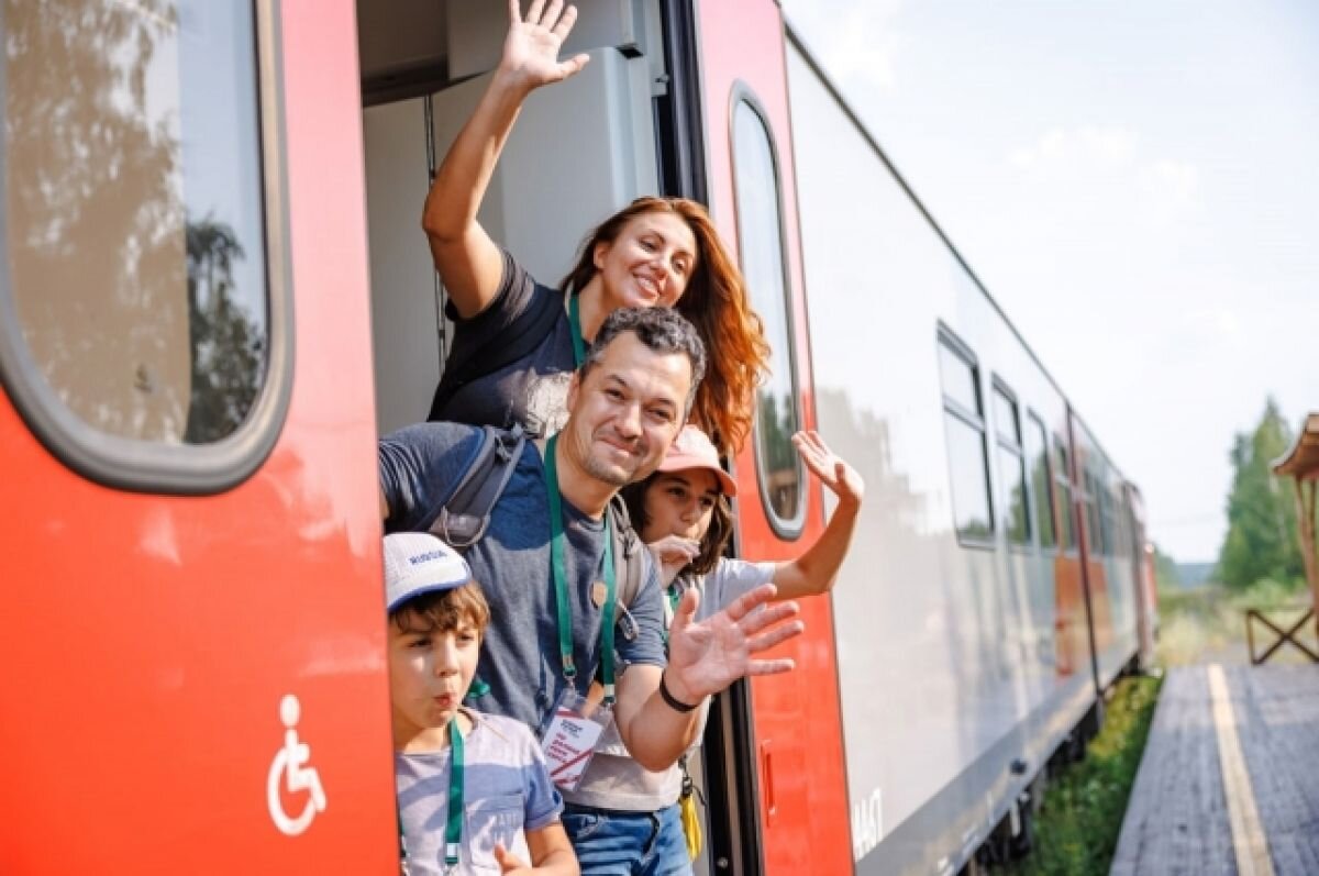    СвЖД перевезла за сезон более 13 тысяч пассажиров пригородными турпоездами