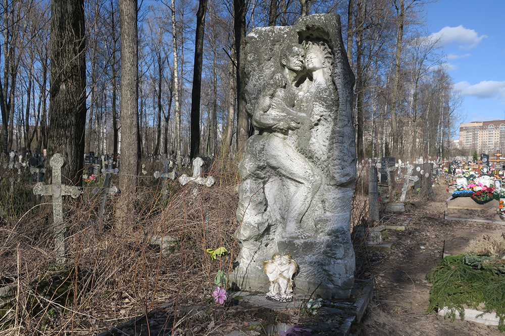 Петербург киновеевское кладбище. Киновеевское кладбище в Санкт-Петербурге. Киновеевское кладбище могилы. Памятник Кате Иванцовой киновеевское кладбище. Кладбище на Октябрьской набережной.