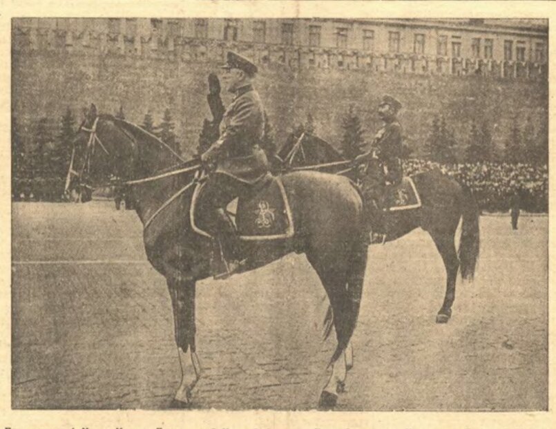 Военный парад 1 мая 1940 года. Народный комиссар обороны СССР, Маршал Советского Союза К. Е. Ворошилов принимает парад войск. Командует парадом командующий Московским военным округом Маршал Советского Союза С. М. Будённый.