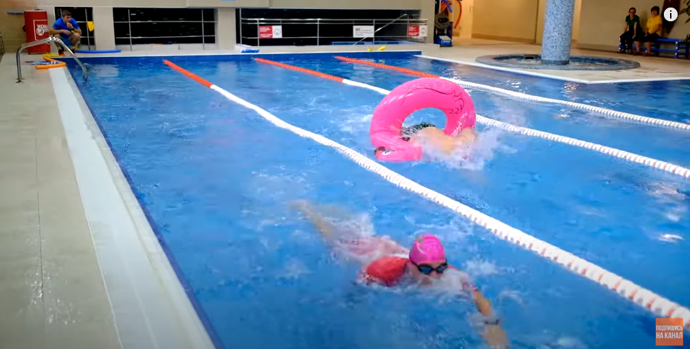 Заплыв с фламинго. Кроль + брасс. Кто победит? | Школа плавания ...