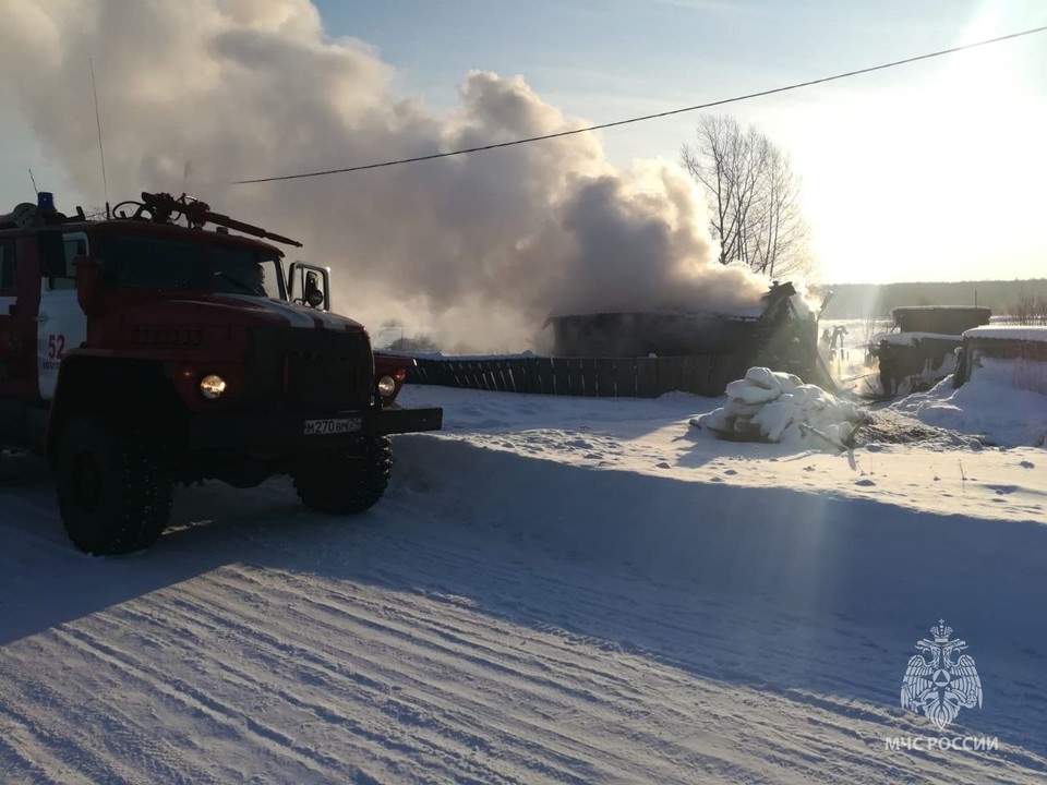     Алексей шагнул в заполненное дымом помещение, чтобы убедиться: в нем никого нет. И обнаружил кота. Фото: пресс-служба ГУ МЧС России по Красноярскому краю.