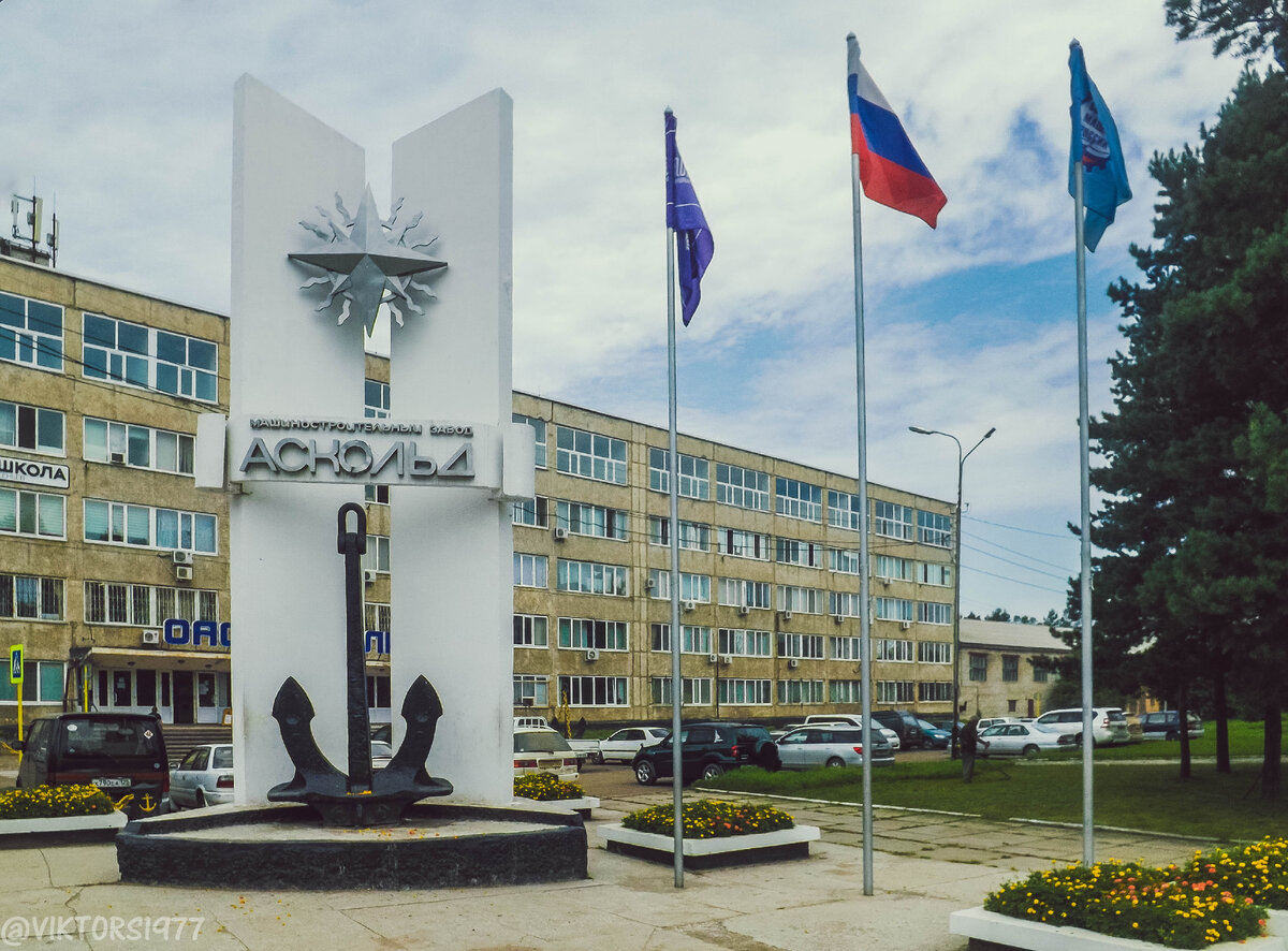 Стела перед заводской проходной