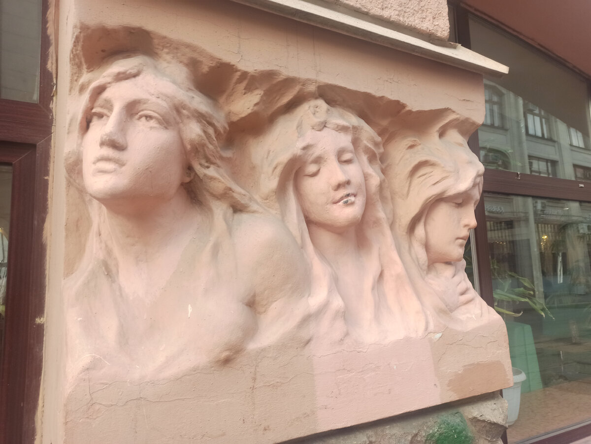 Санкт-Петербург,угол дома в районе  Садовой.