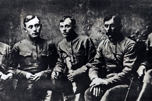 А. Антонов (в центре) вместе с членами оперативного штаба. Фото: https://aif.ru/society/history/