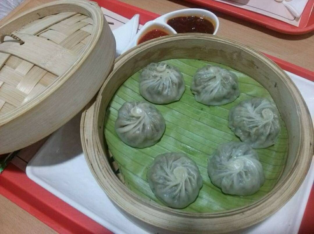 Момо со шпинатом в бамбуковой пароварке в аэропорту города Кочи. Фото автора.