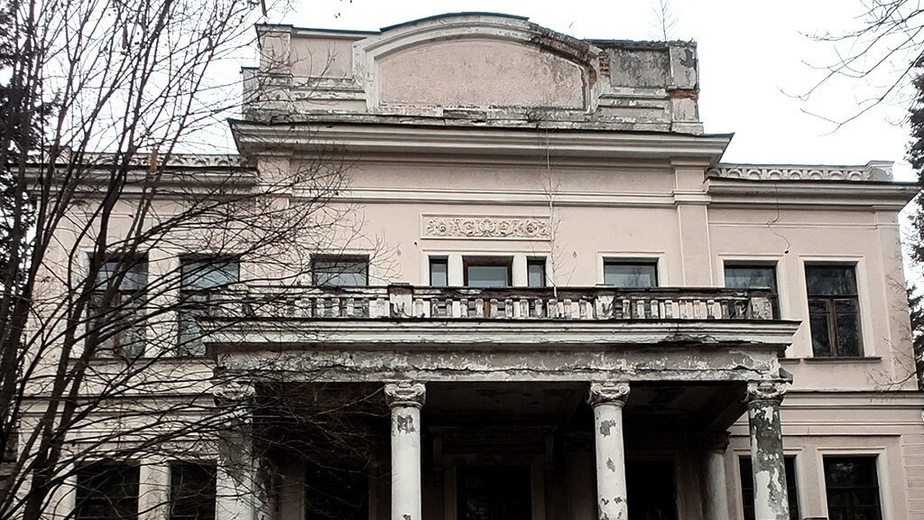     Усадьба «Липки» расположена в деревне Вешки под Мытищами Московской области. В 1930-е годы в этом поместье постоянно проживал Иосиф Сталин.