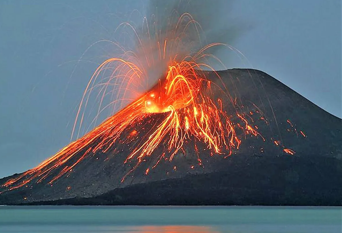 Вулкан Стромболи извержение. Италия остров-вулкан Стромболи. Вулкан Стромболи в Италии. Сицилия остров Стромболи. Volcano island