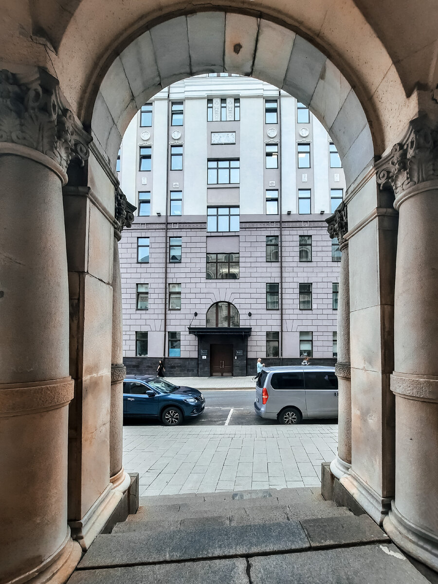 Вид на Настасьинский переулок от выхода из здания  Ссудной казны. Фото ph_zakharenkova