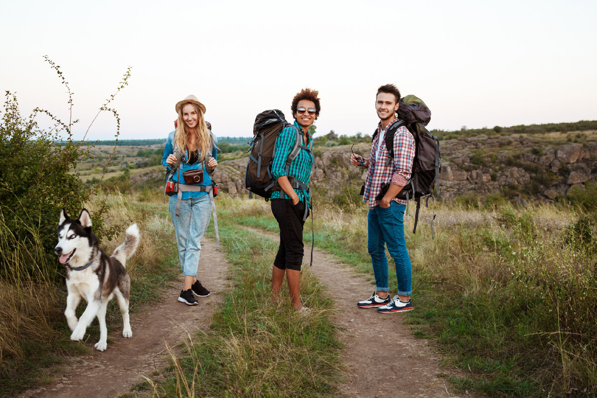 Друзья путешествуют (с собакой) https://clck.ru/35UXgX Изображение от freepik.com. 