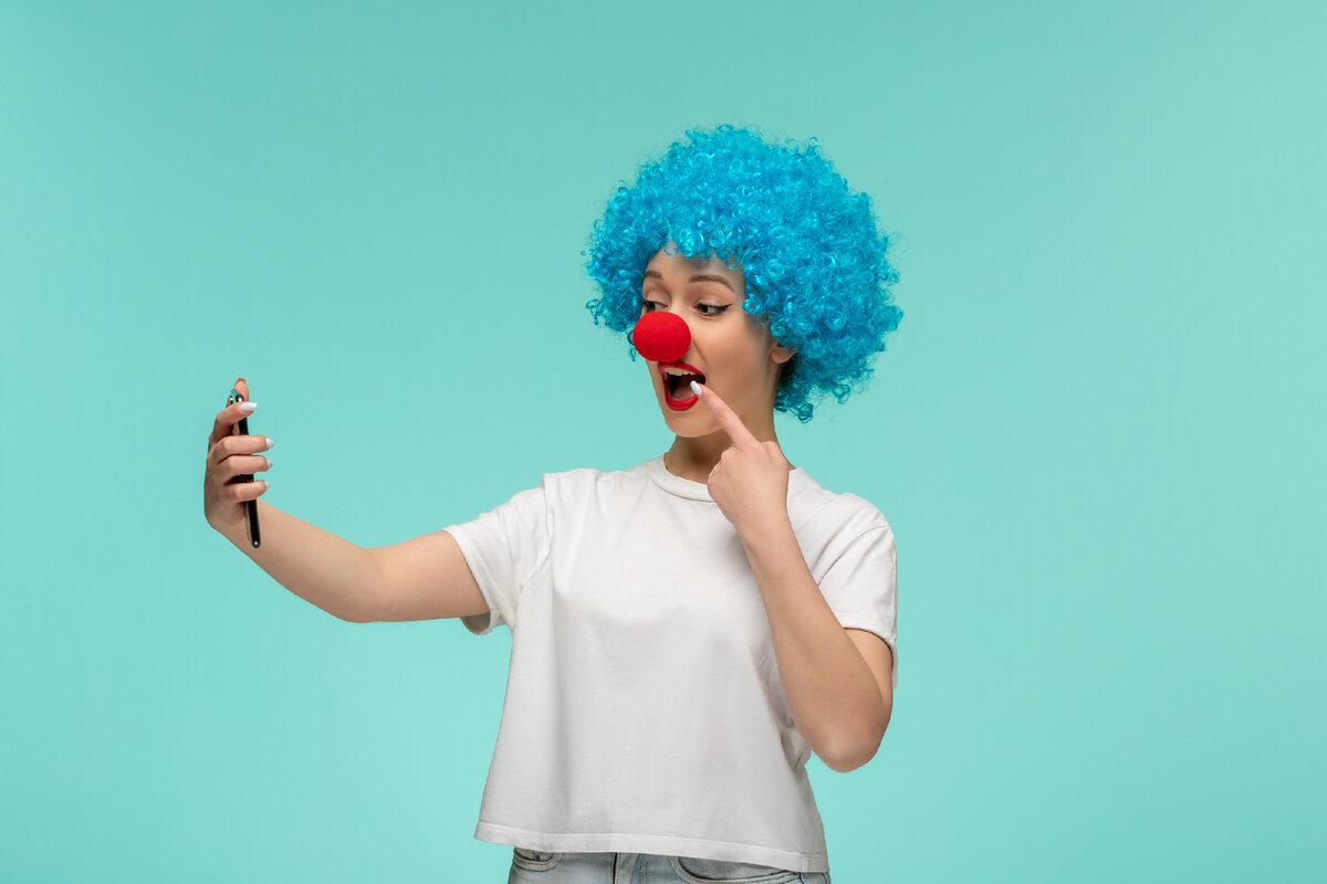 <a href="https://ru.freepik.com/free-photo/front-view-april-fools-day-happy-girl-taking-selfie-pointing-to-mouth-with-red-nose-clown-costume-blue-hair_24957854.htm#query=%D0%BA%D0%BB%D0%BE%D1%83%D0%BD&position=29&from_view=search&track=sph">Изображение от KamranAydinov</a> на Freepik