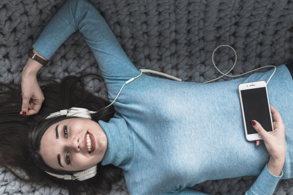    Как классно слушать новые треки   
Источник: freepik.com