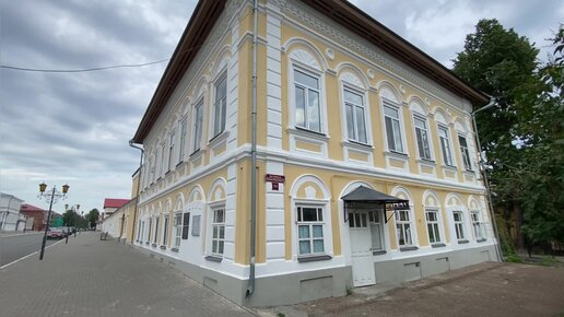 Почтальон и связист, вождь и поэт, городовой и дворник, самовар и дятел. Все это, и еще кое-что, в старинном городе Елабуге.