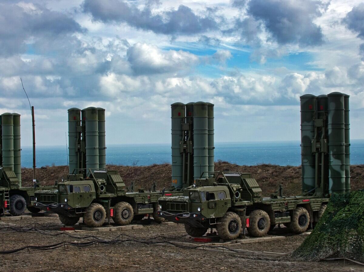    Зенитные ракетные комплексы С-400 "Триумф"© РИА Новости / Сергей Мальгавко