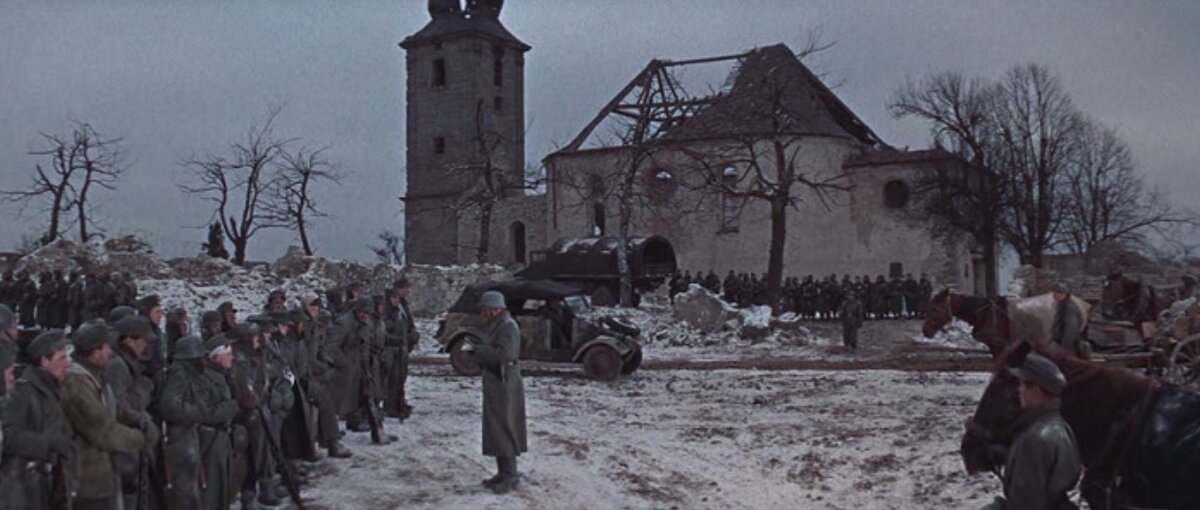 Немецкие солдаты на киношном "восточном фронте" в 1944 г. На фоне какая-то католическая церковь (Прибалтика? Западная Белоруссия?). Кадр из фильма