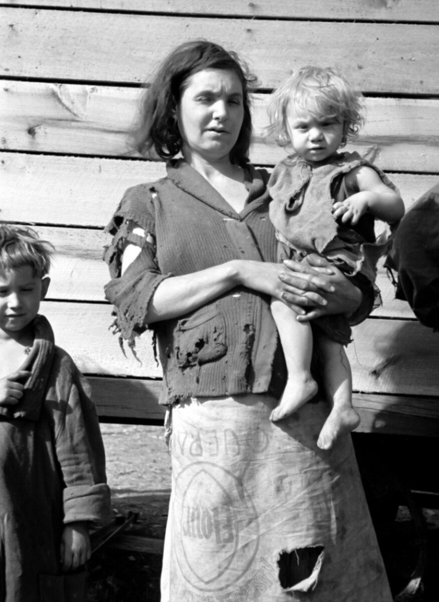 Видите логотип на дырявой юбке? 