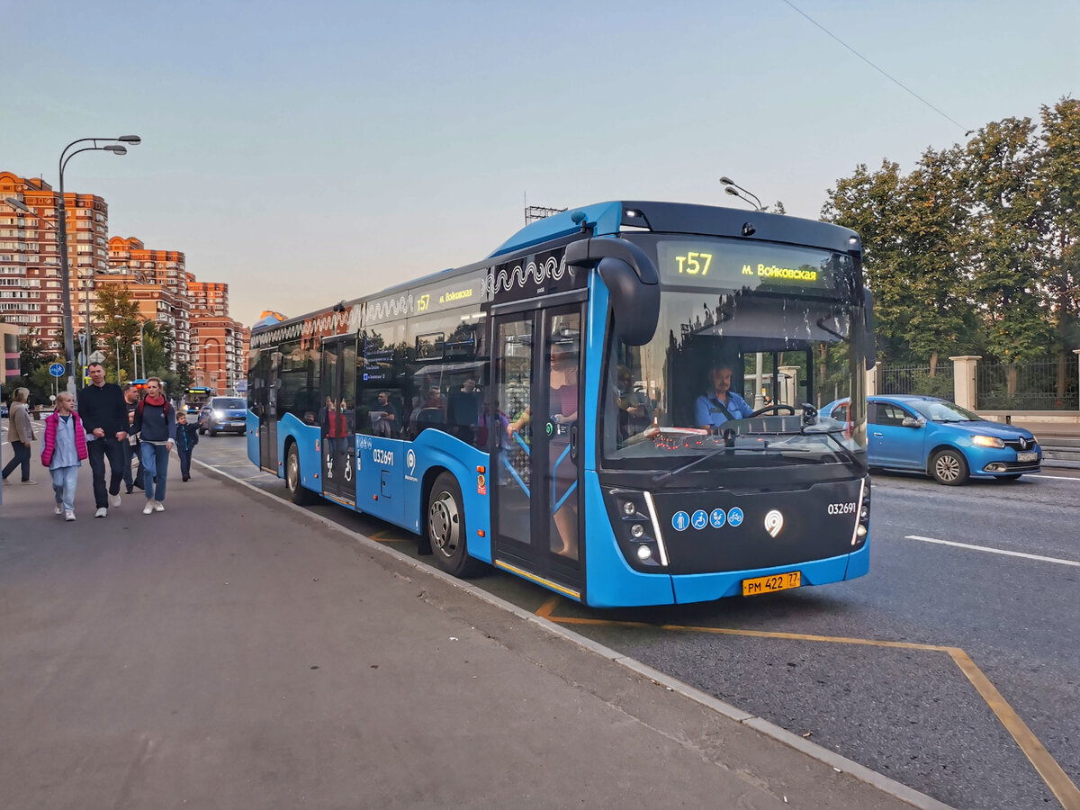 Автобус 032691 НефАЗ-5299-40-52 следует по маршруту № т57 до метро "Войковская". Когда-то это был троллейбусный маршрут, но из-за ликвидации троллейбусов в Москве он стал автобусным.