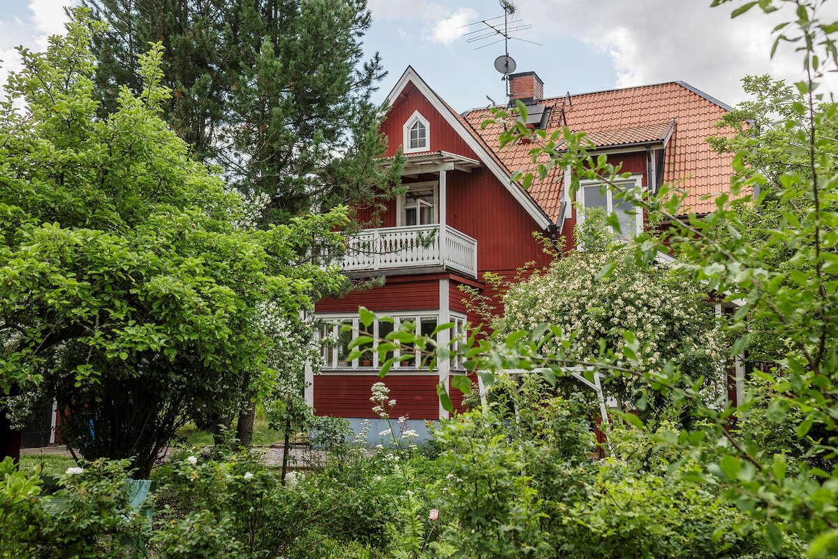 Дом находится в шведском городке Гнеста (население около пяти тысяч человек), который граничит со Стокгольмом. При желании можно жить здесь, а на работу ездить в столицу — правда, путь займет около 40-50 минут в одну сторону