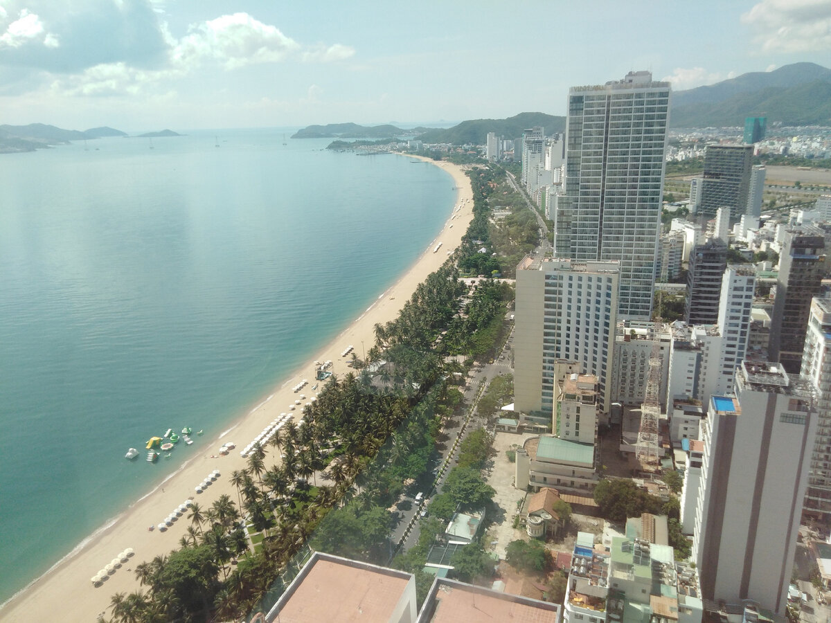 Вид с центра на юг. Больше всего лежаков в центре.